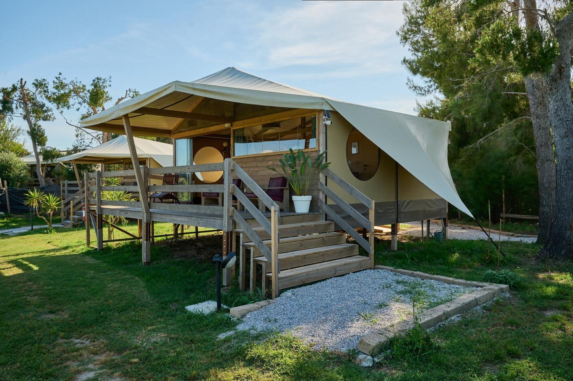 Suite Glamping Vicino Al Mare ปีออมบีโน ภายนอก รูปภาพ