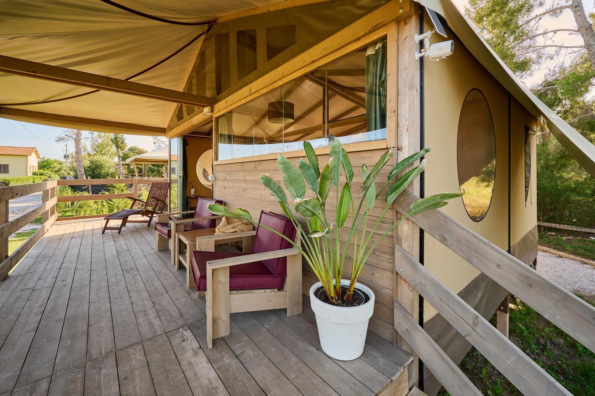Suite Glamping Vicino Al Mare ปีออมบีโน ภายนอก รูปภาพ